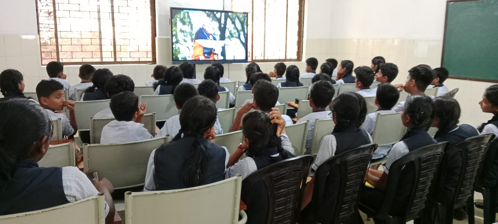 Teacher conducting smart class